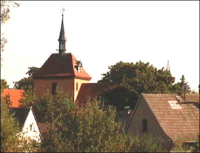 Blick auf die Kirche im Ort